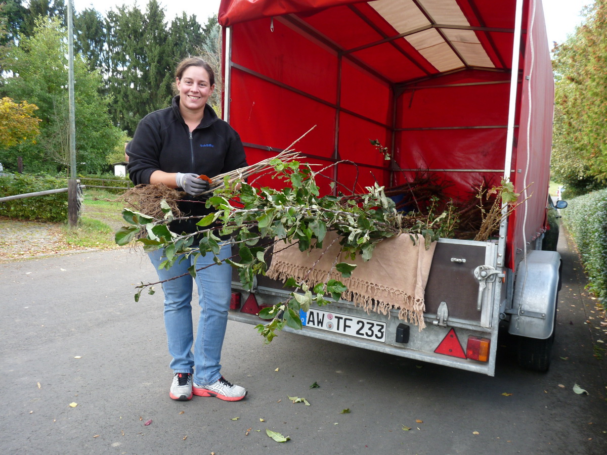 Christine Hiersekorn aus Nürburg freut sich über ihre neuen Pflanzen